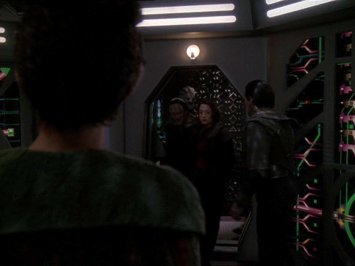 extant_StarTrek_DS9_7x22-TackingIntoTheWind_2520.jpg