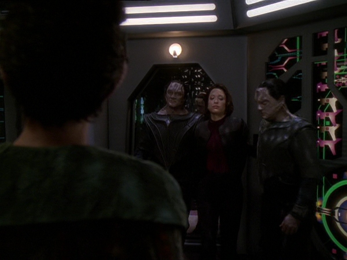 extant_StarTrek_DS9_7x22-TackingIntoTheWind_2521.jpg