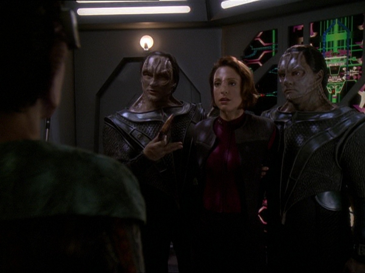 extant_StarTrek_DS9_7x22-TackingIntoTheWind_2526.jpg