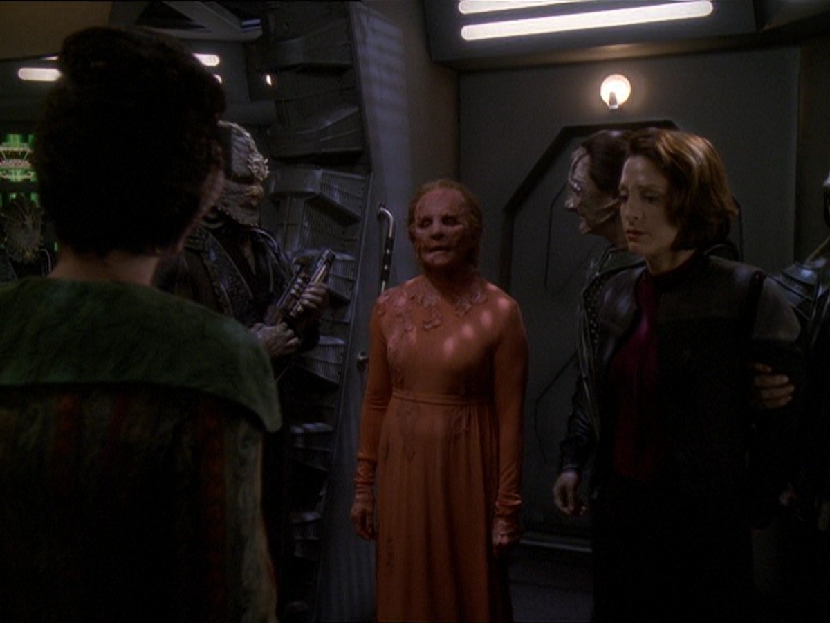 extant_StarTrek_DS9_7x22-TackingIntoTheWind_2562.jpg