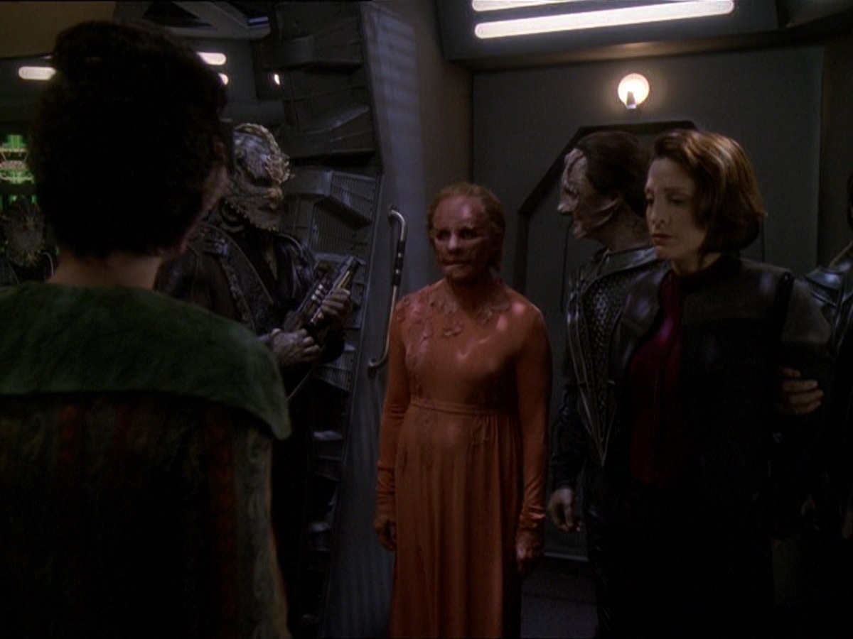 extant_StarTrek_DS9_7x22-TackingIntoTheWind_2563.jpg