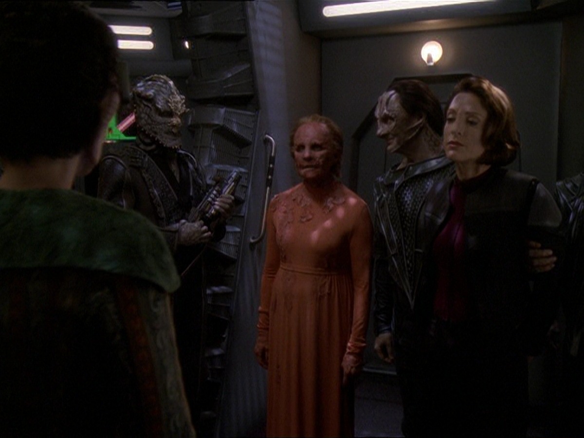extant_StarTrek_DS9_7x22-TackingIntoTheWind_2583.jpg
