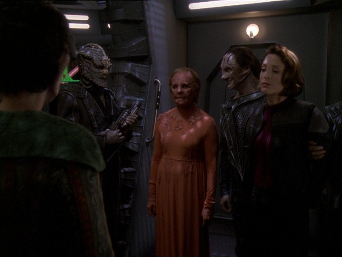 extant_StarTrek_DS9_7x22-TackingIntoTheWind_2584.jpg