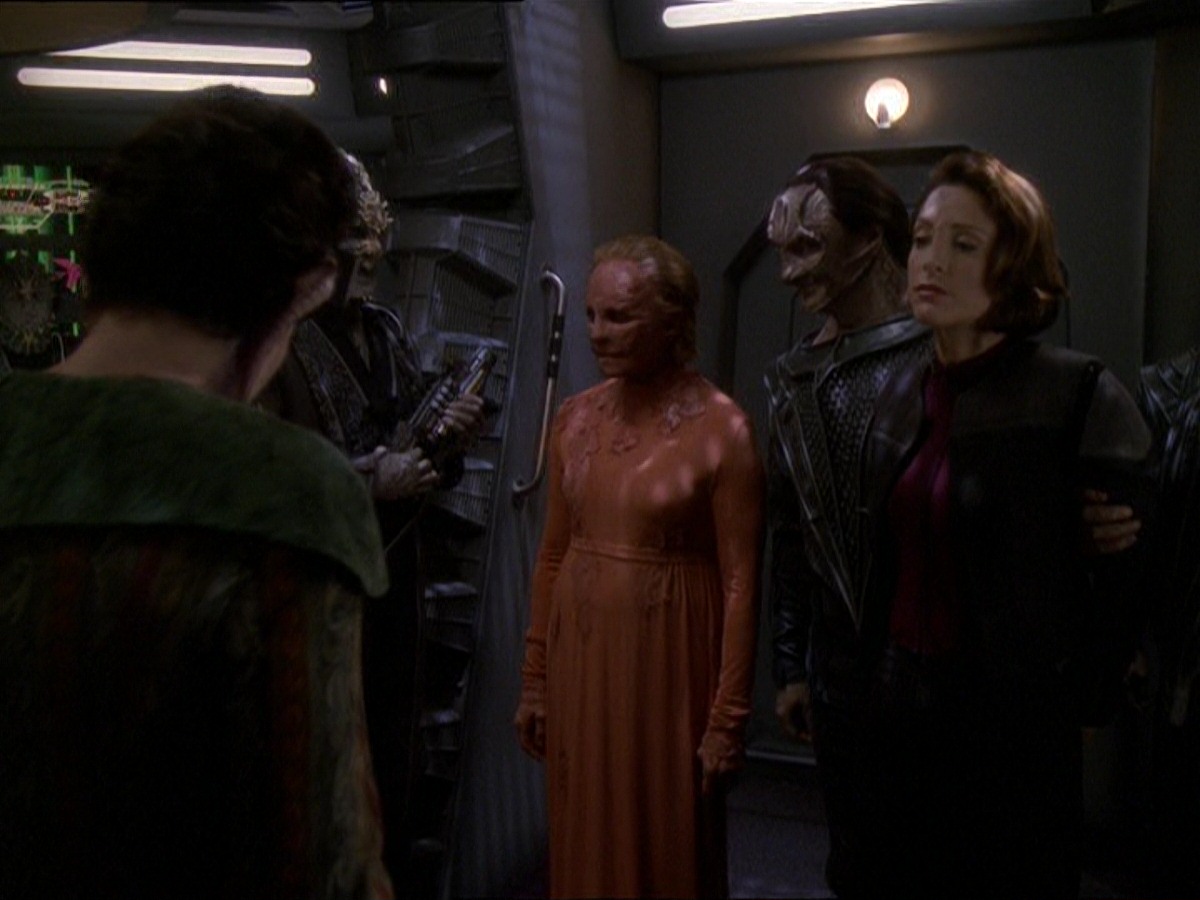 extant_StarTrek_DS9_7x22-TackingIntoTheWind_2586.jpg