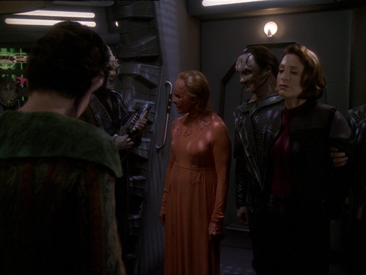extant_StarTrek_DS9_7x22-TackingIntoTheWind_2587.jpg