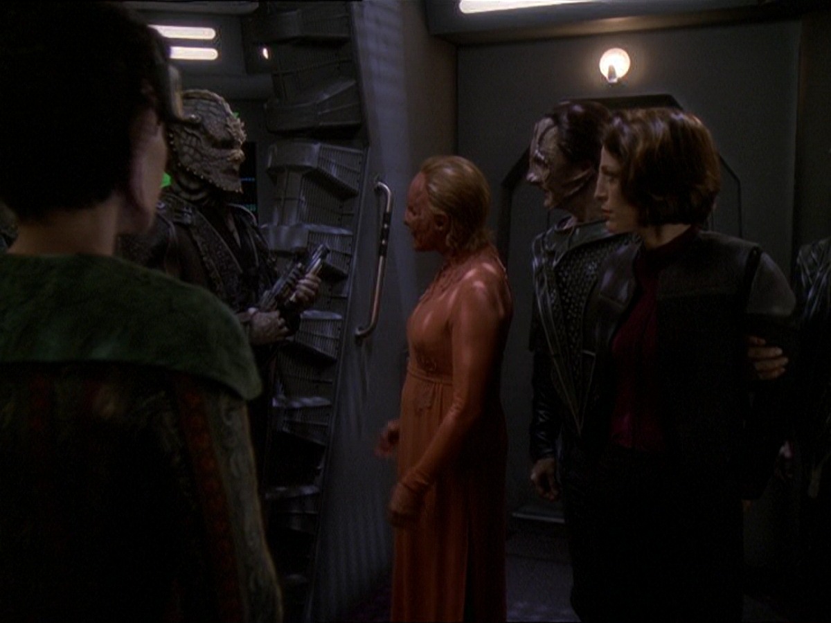 extant_StarTrek_DS9_7x22-TackingIntoTheWind_2596.jpg