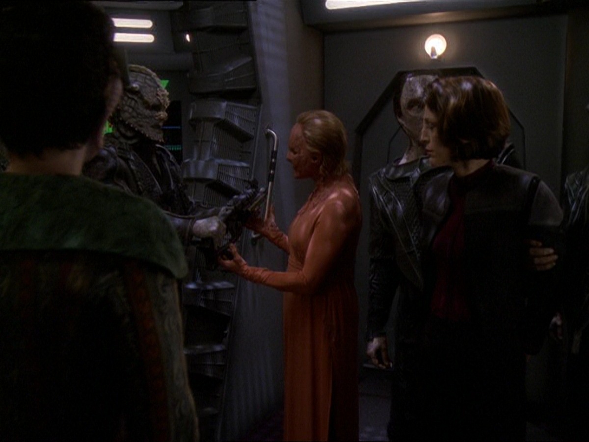 extant_StarTrek_DS9_7x22-TackingIntoTheWind_2598.jpg