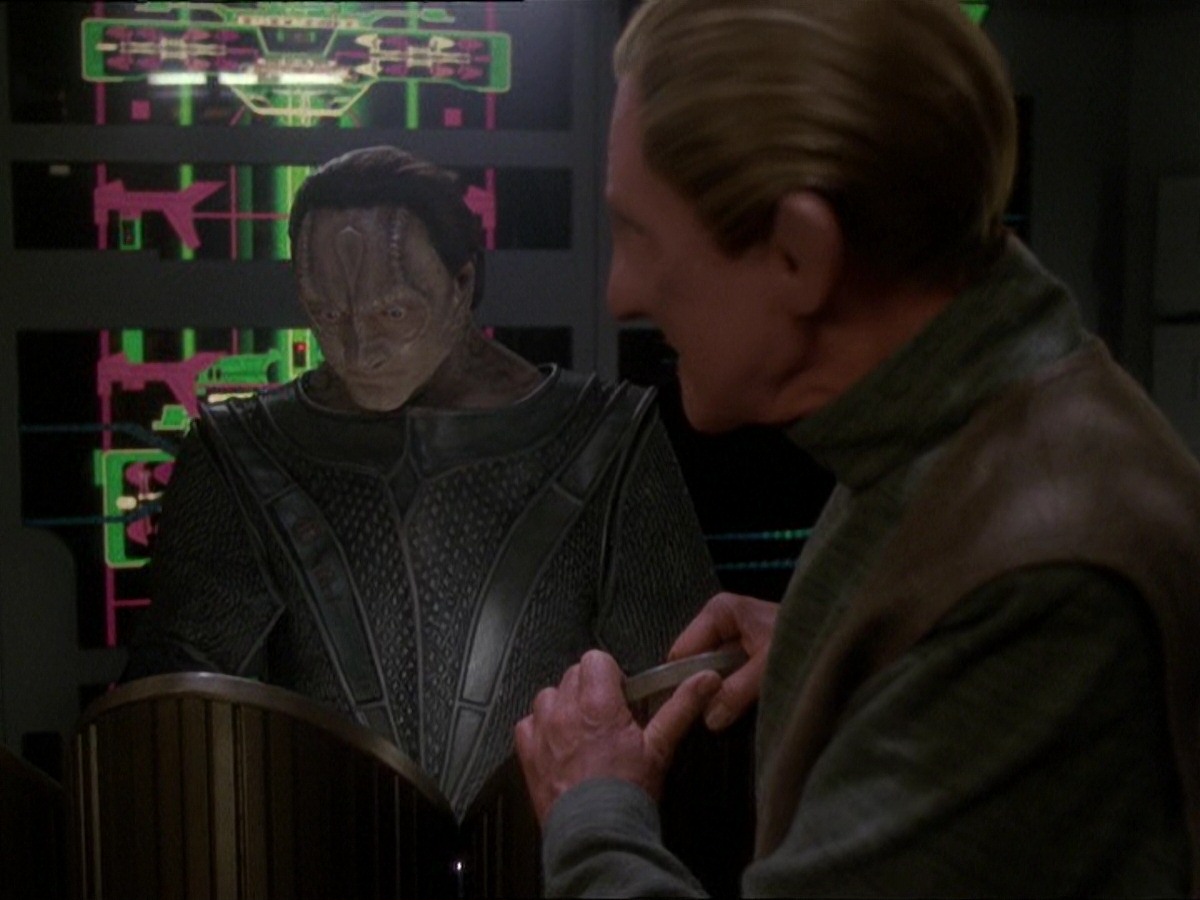 extant_StarTrek_DS9_7x22-TackingIntoTheWind_2742.jpg