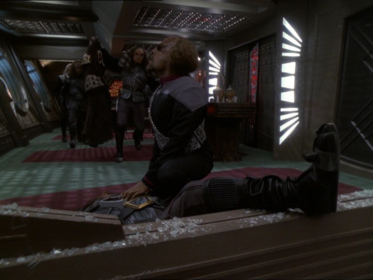 extant_StarTrek_DS9_7x22-TackingIntoTheWind_3290.jpg