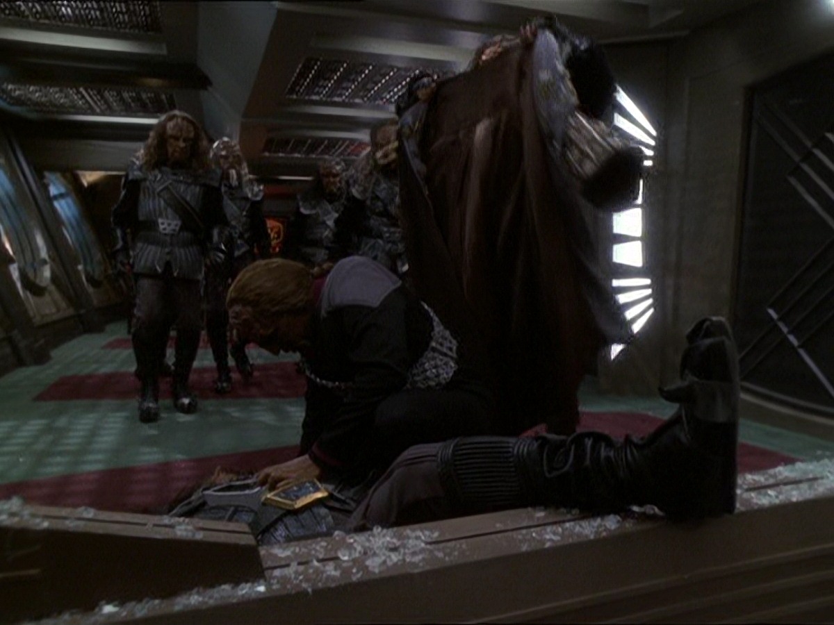 extant_StarTrek_DS9_7x22-TackingIntoTheWind_3293.jpg