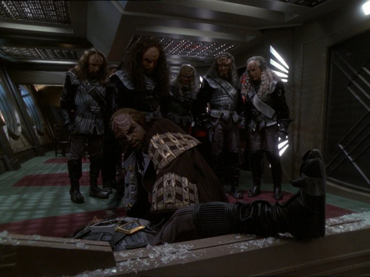 extant_StarTrek_DS9_7x22-TackingIntoTheWind_3298.jpg