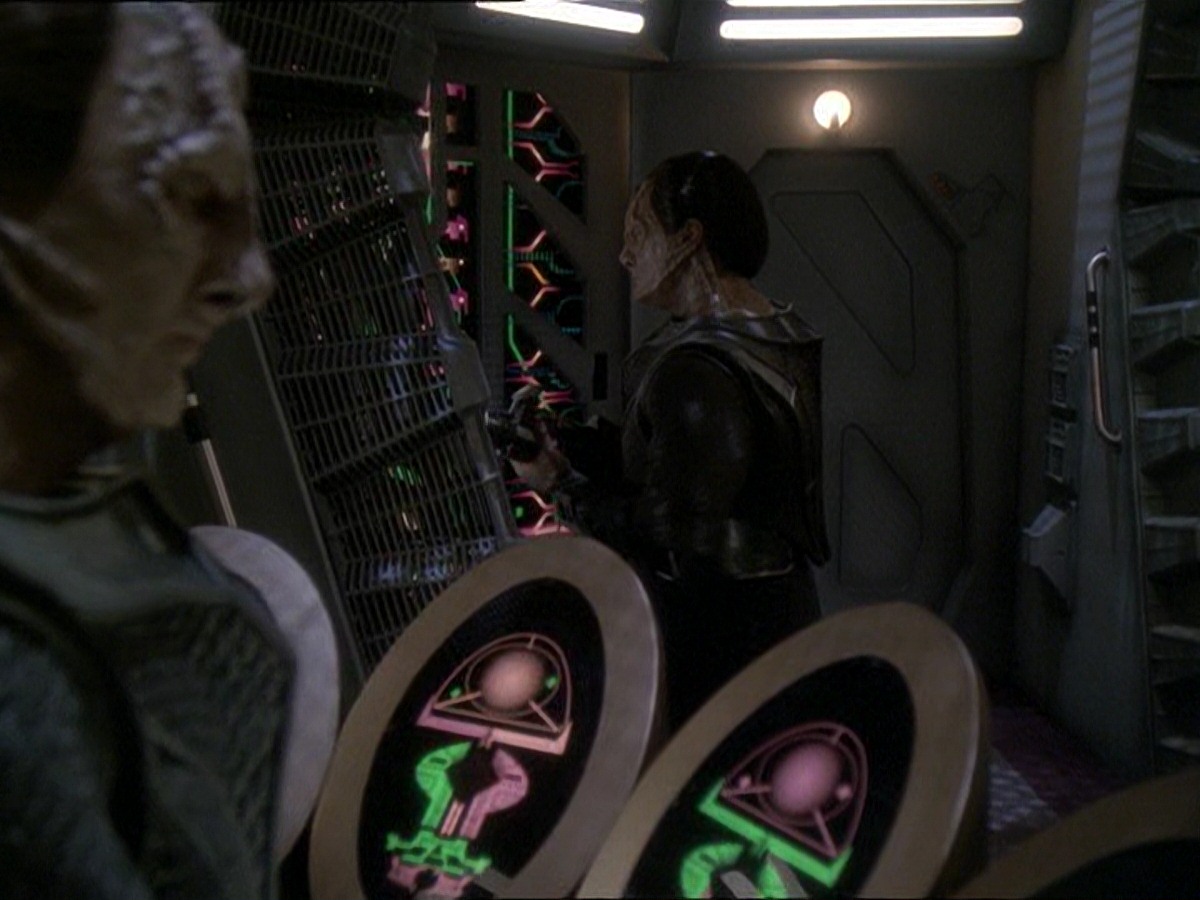 extant_StarTrek_DS9_7x22-TackingIntoTheWind_3394.jpg