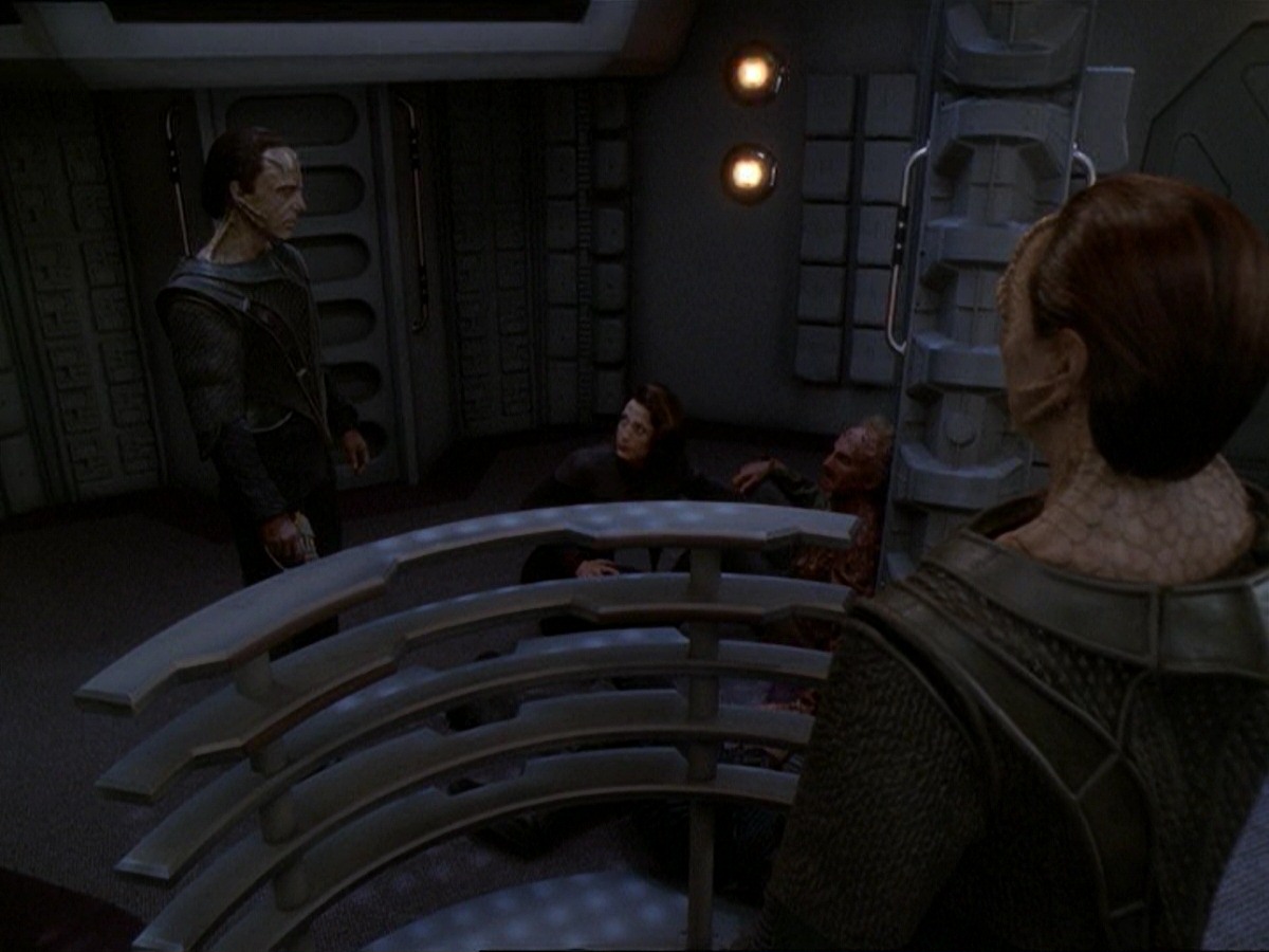 extant_StarTrek_DS9_7x22-TackingIntoTheWind_3578.jpg