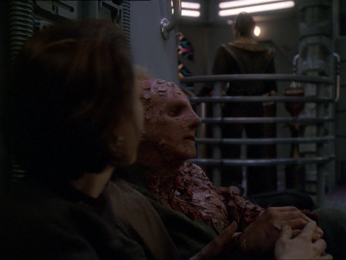 extant_StarTrek_DS9_7x22-TackingIntoTheWind_3663.jpg