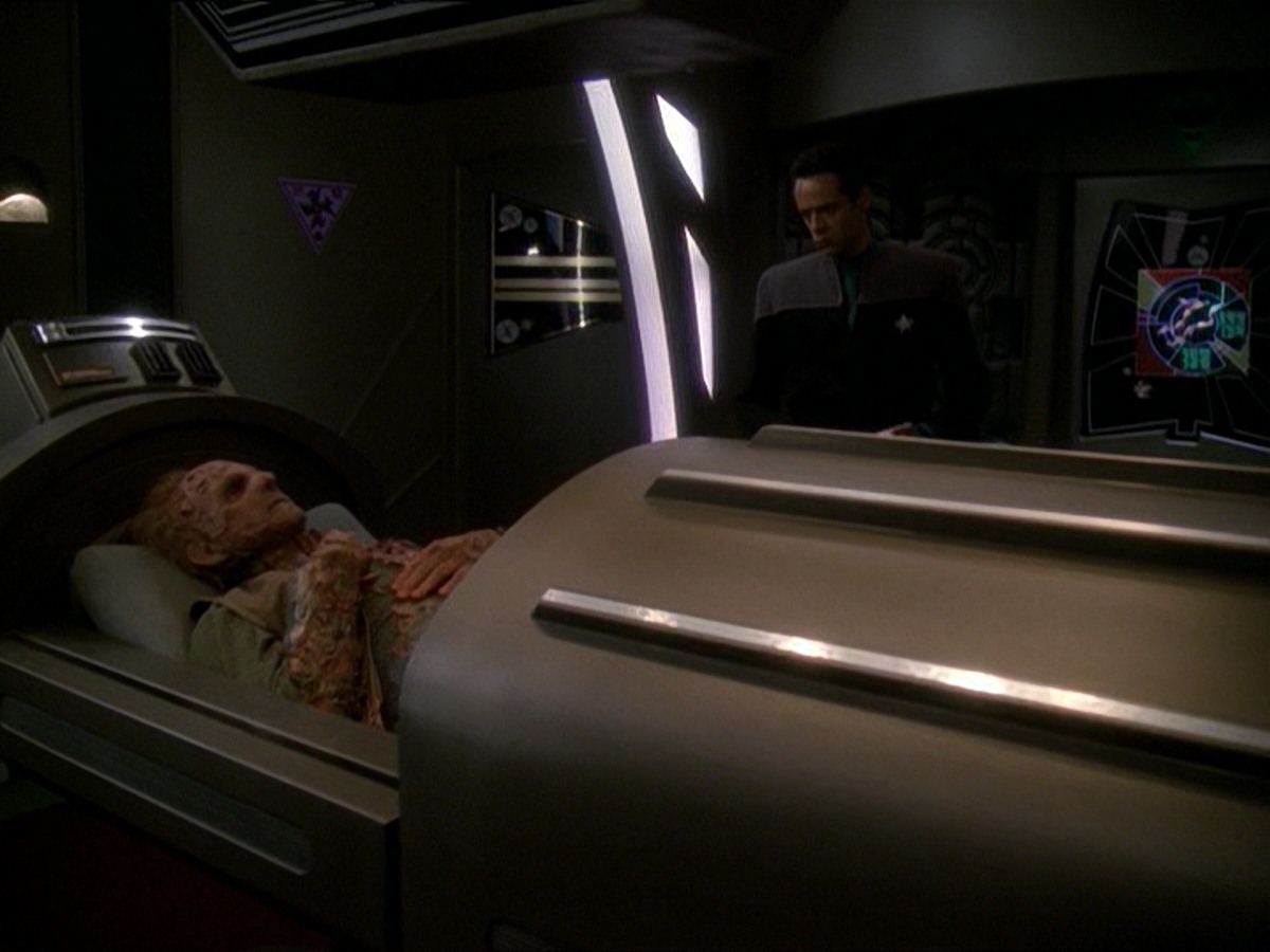 extant_StarTrek_DS9_7x23-ExtremeMeasures_0016.jpg