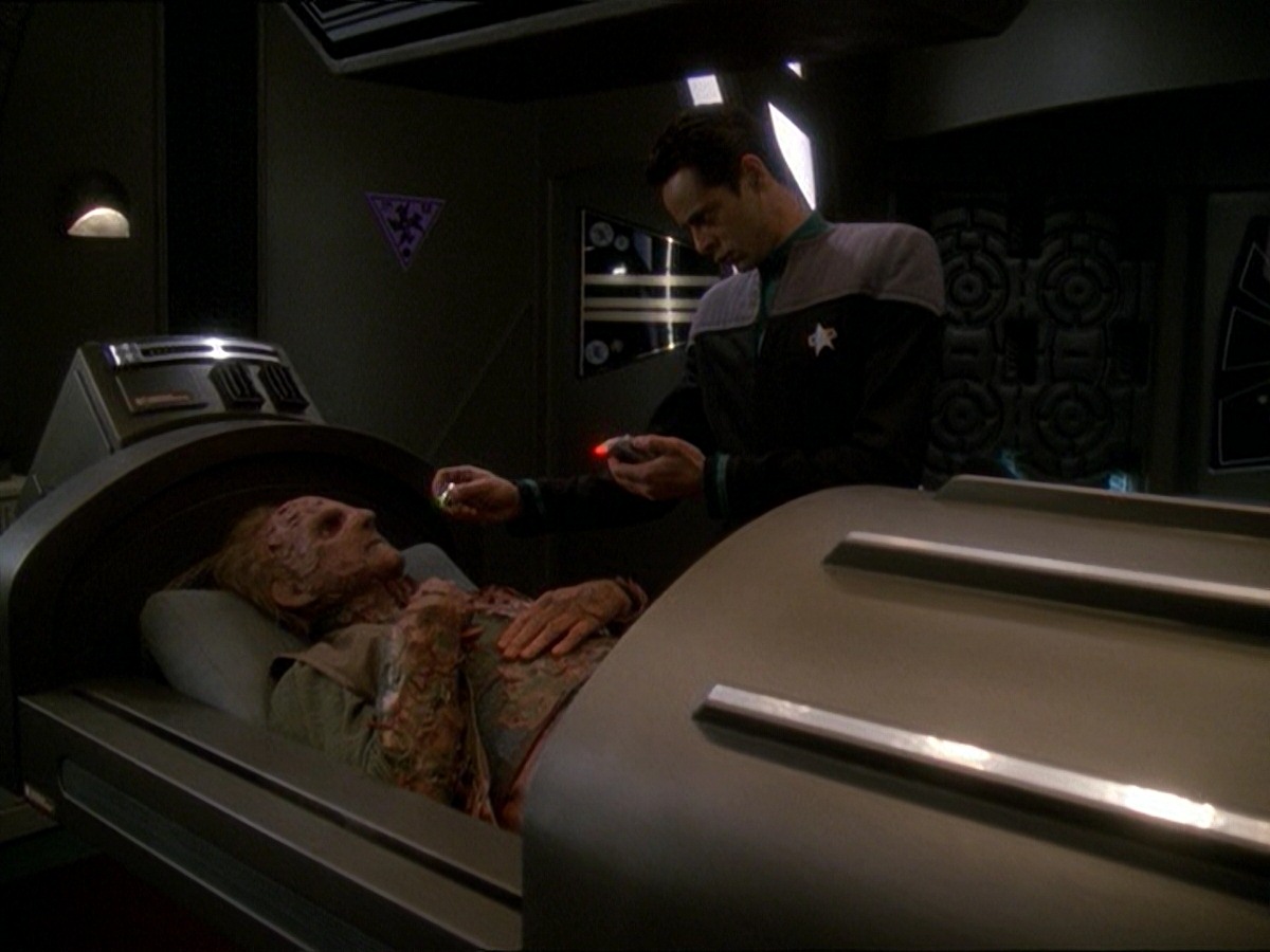 extant_StarTrek_DS9_7x23-ExtremeMeasures_0020.jpg