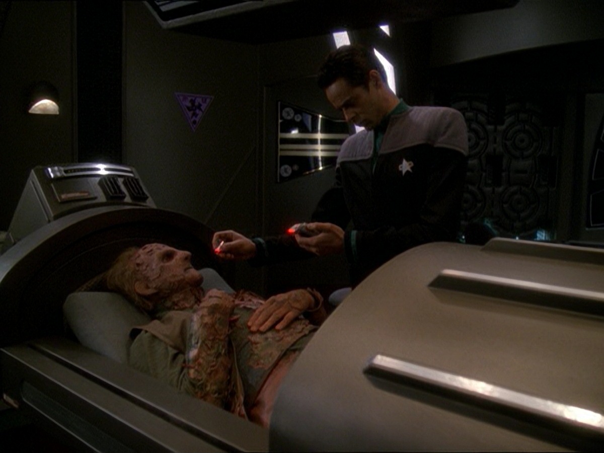 extant_StarTrek_DS9_7x23-ExtremeMeasures_0022.jpg
