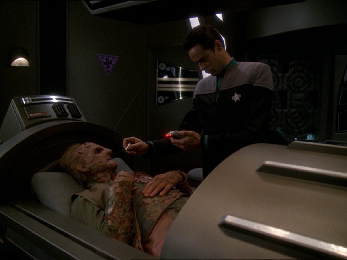 extant_StarTrek_DS9_7x23-ExtremeMeasures_0023.jpg