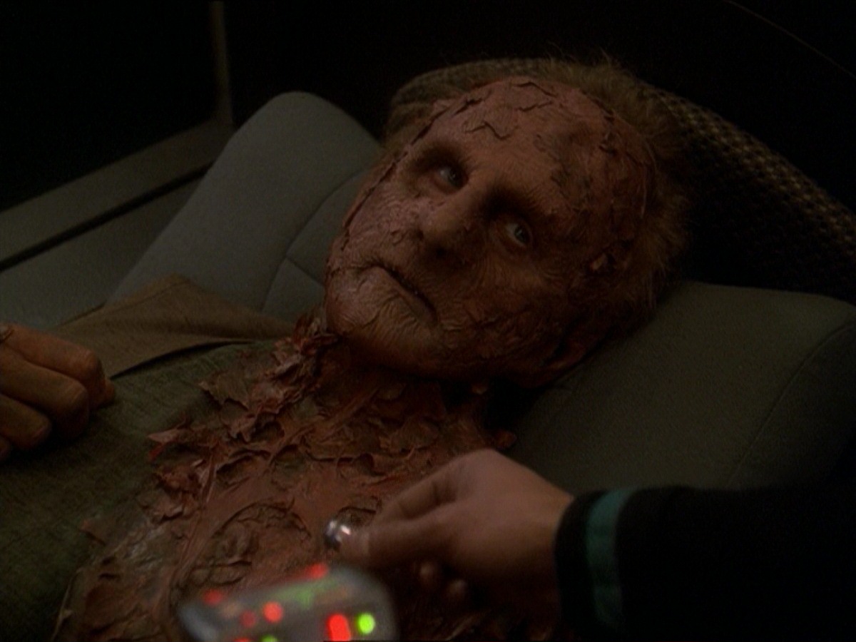 extant_StarTrek_DS9_7x23-ExtremeMeasures_0038.jpg