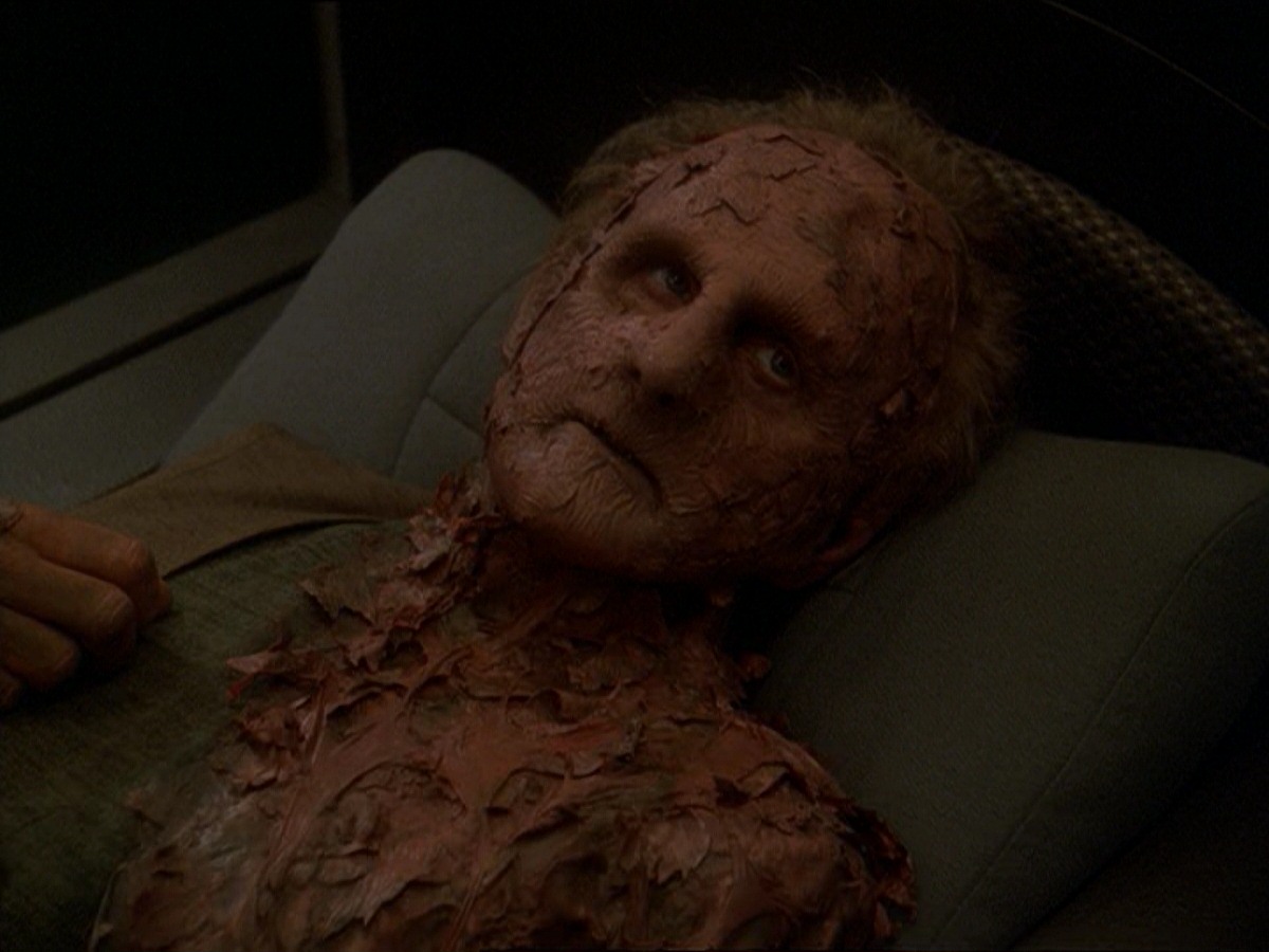 extant_StarTrek_DS9_7x23-ExtremeMeasures_0082.jpg