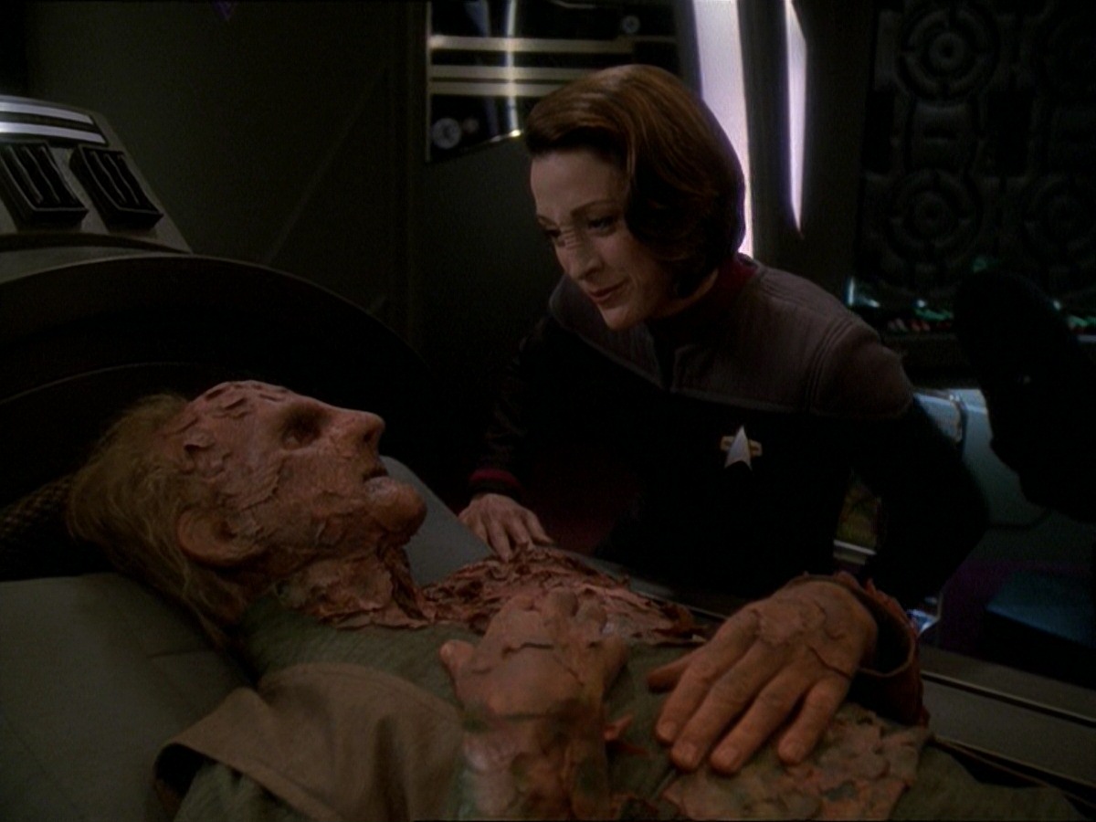 extant_StarTrek_DS9_7x23-ExtremeMeasures_0113.jpg