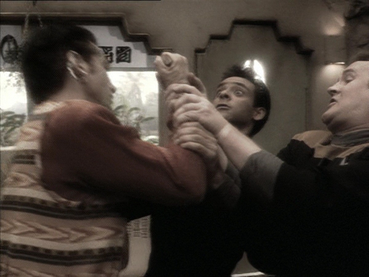 extant_StarTrek_DS9_7x25-7x26-WhatYouLeaveBehind_6685.jpg