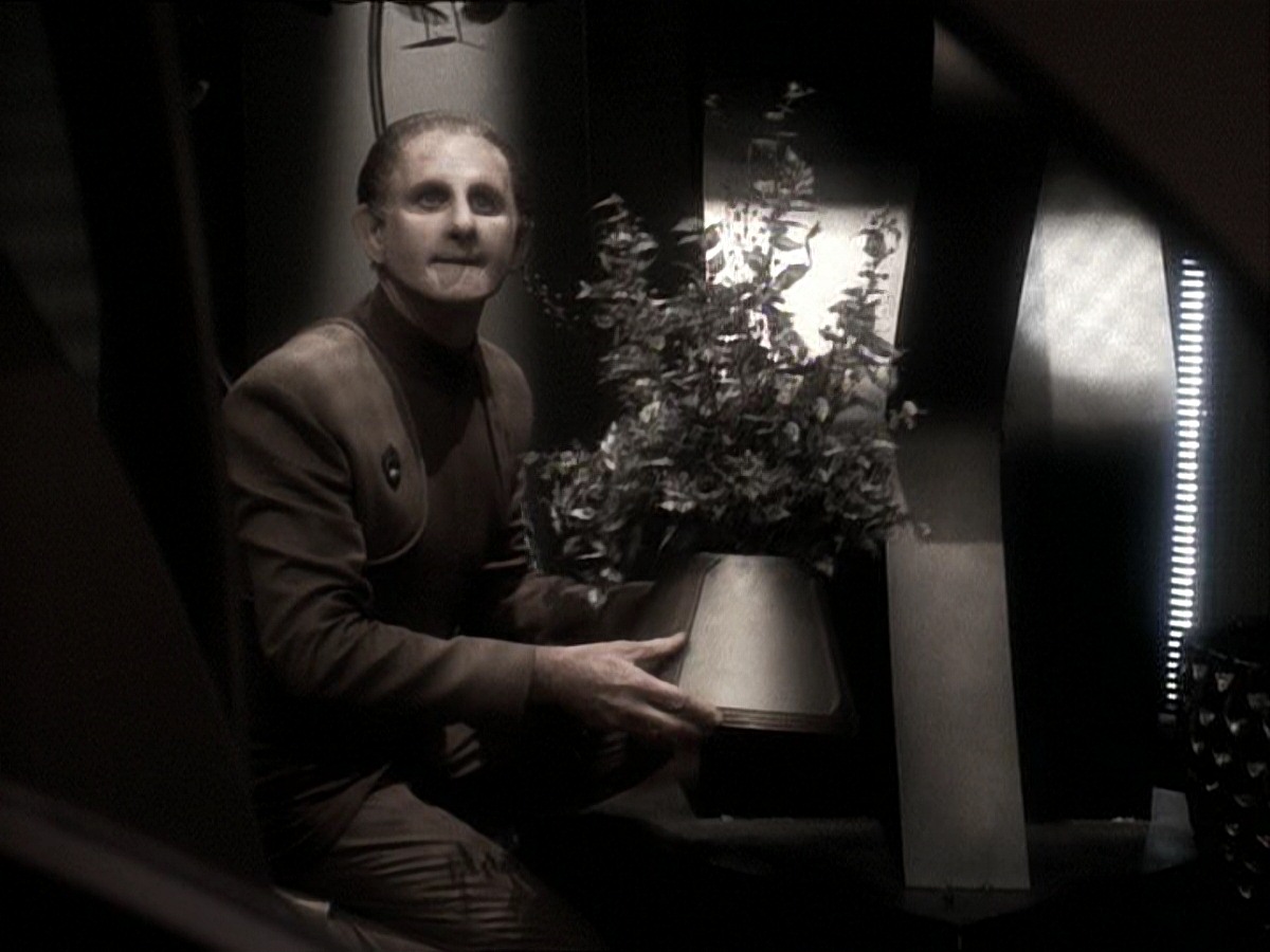 extant_StarTrek_DS9_7x25-7x26-WhatYouLeaveBehind_6785.jpg